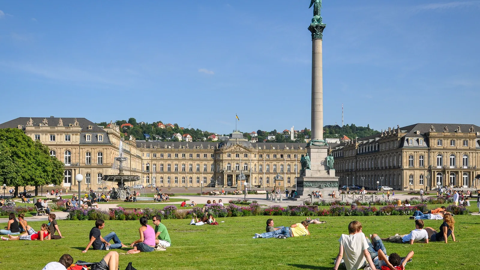 Schlossplatz a Stoccarda con il Neues Schloss e la Jubiläumssäule